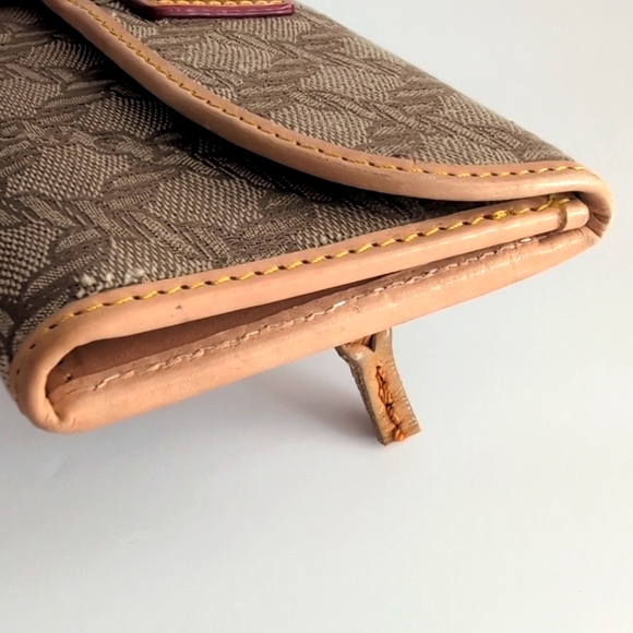 Dooney & Bourke Maritime Continental Clutch Wallet - Picture 4 of 16